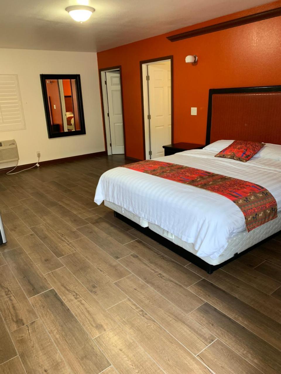 Norwalk Inn & Suites Экстерьер фото